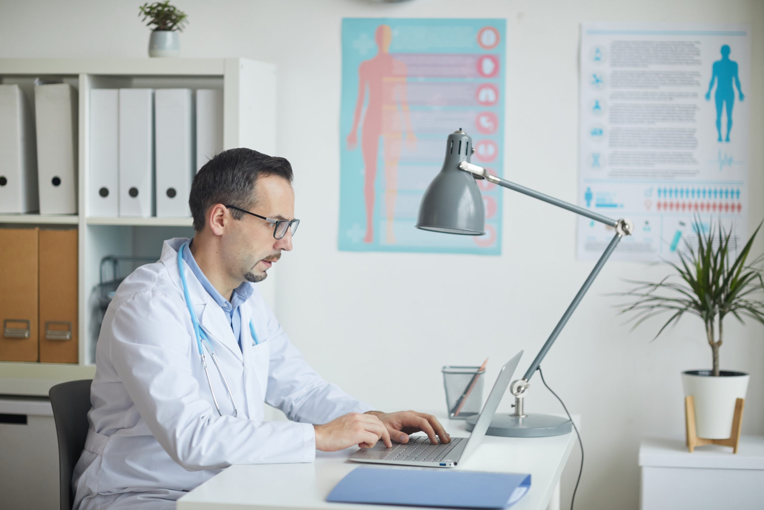 Healthcare worker using an EMR at an Ambulatory Surgical Center