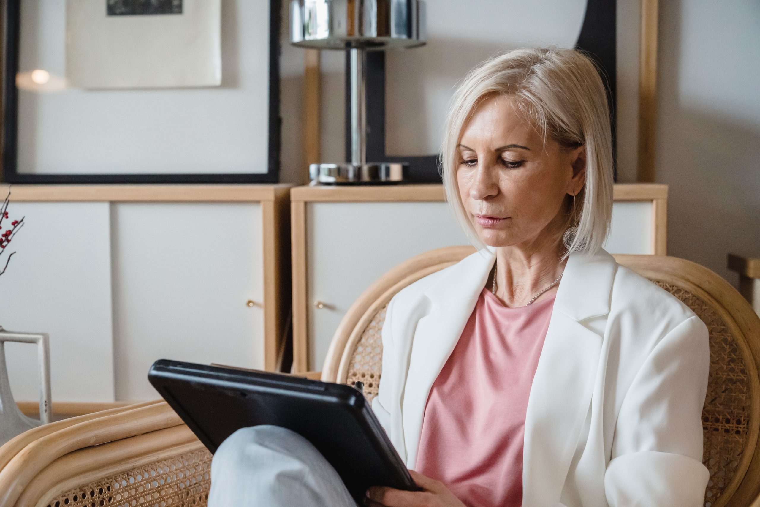 pexels-timur-weber-8560050 doctor using an emr system